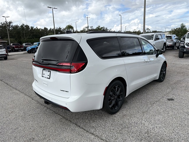 2026 Chrysler Pacifica Limited photo 3
