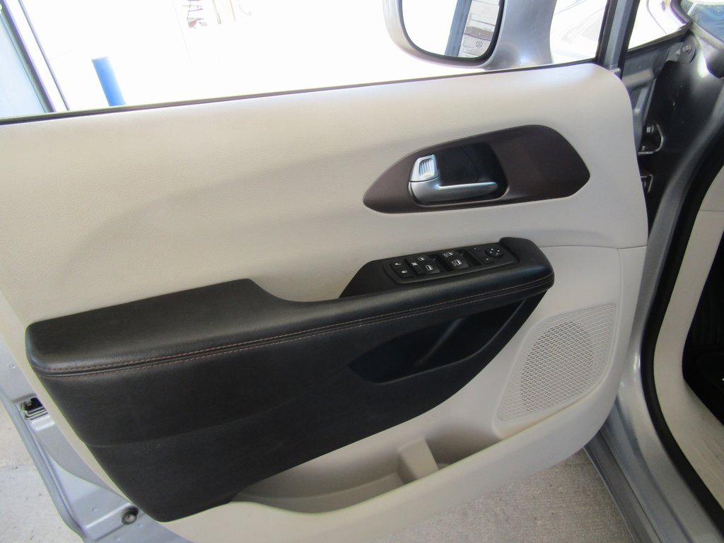 2019 Chrysler Pacifica Touring L photo 18
