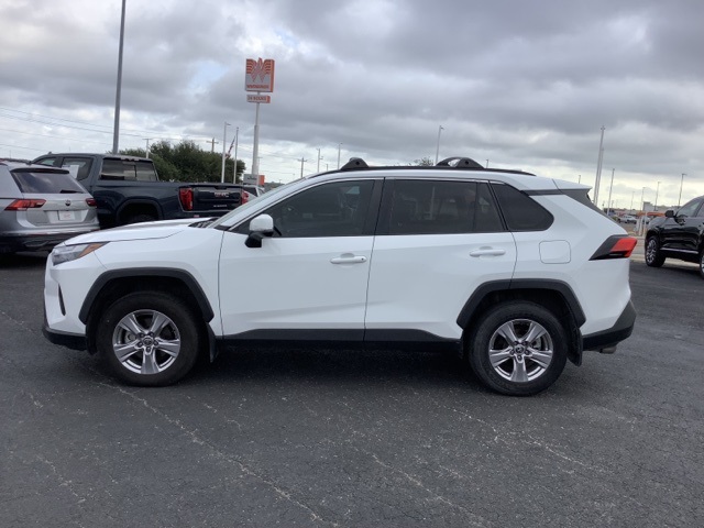 2022 Toyota RAV4 XLE photo 3