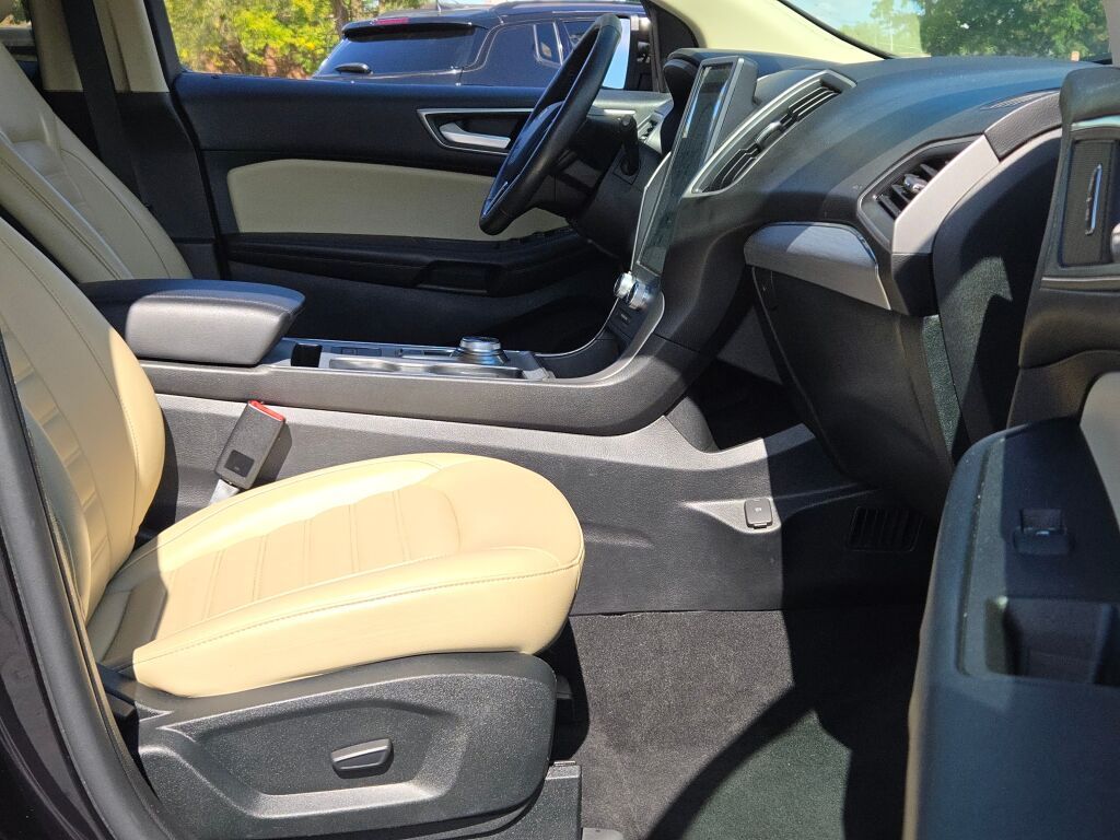 2022 Ford Edge SEL photo 5
