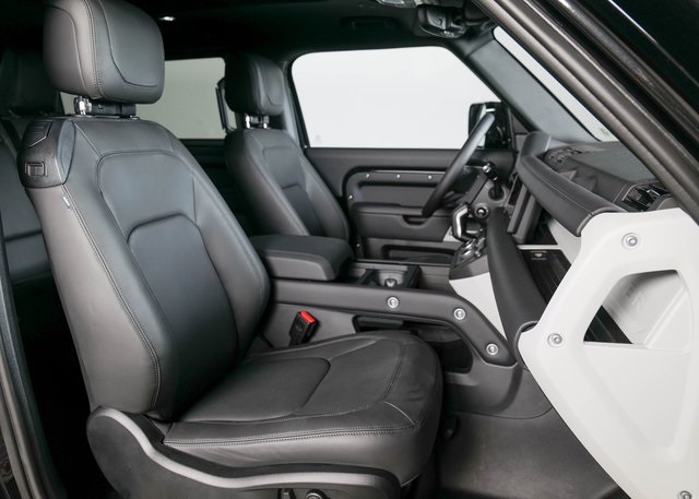 2024 Land Rover Defender 90 S photo 3