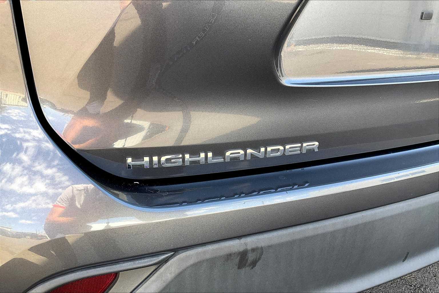 2020 Toyota Highlander LE photo 30