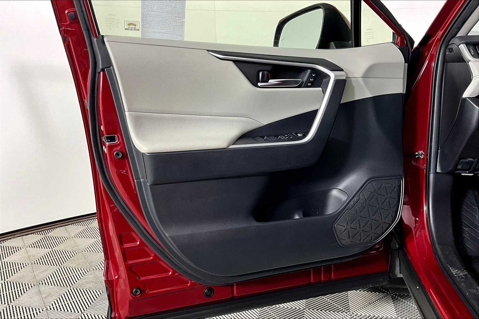 2023 Toyota RAV4 XLE Premium photo 16