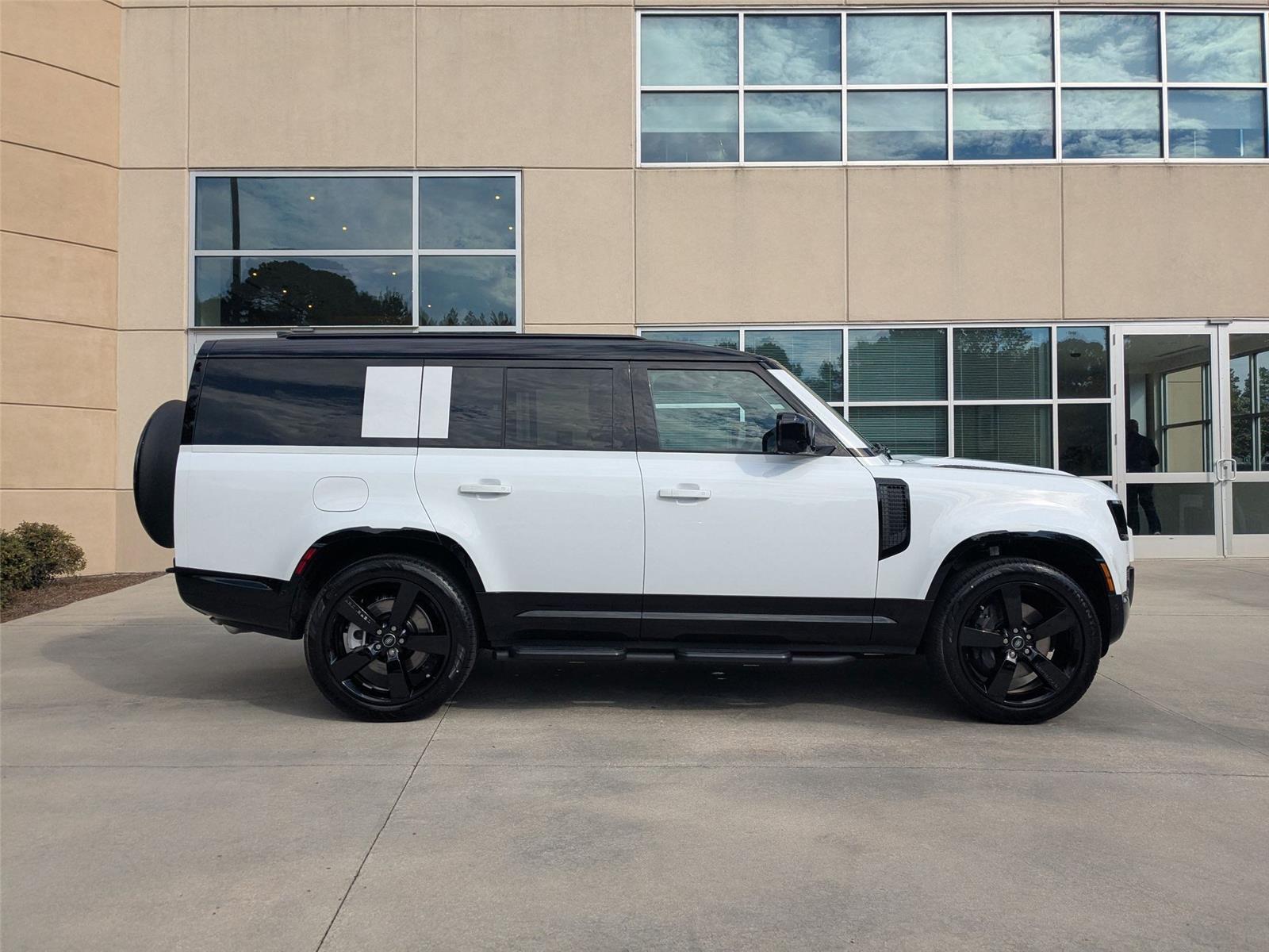 2025 Land Rover Defender 130 X-Dynamic SE photo 3