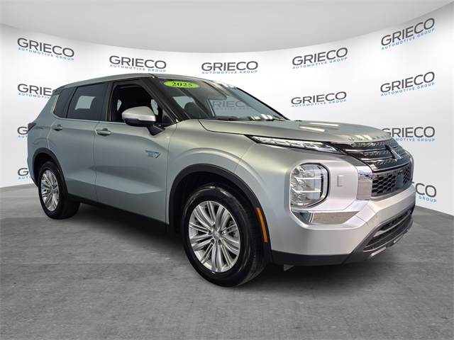 2025 Mitsubishi Outlander Plug-in Hybrid ES's photo