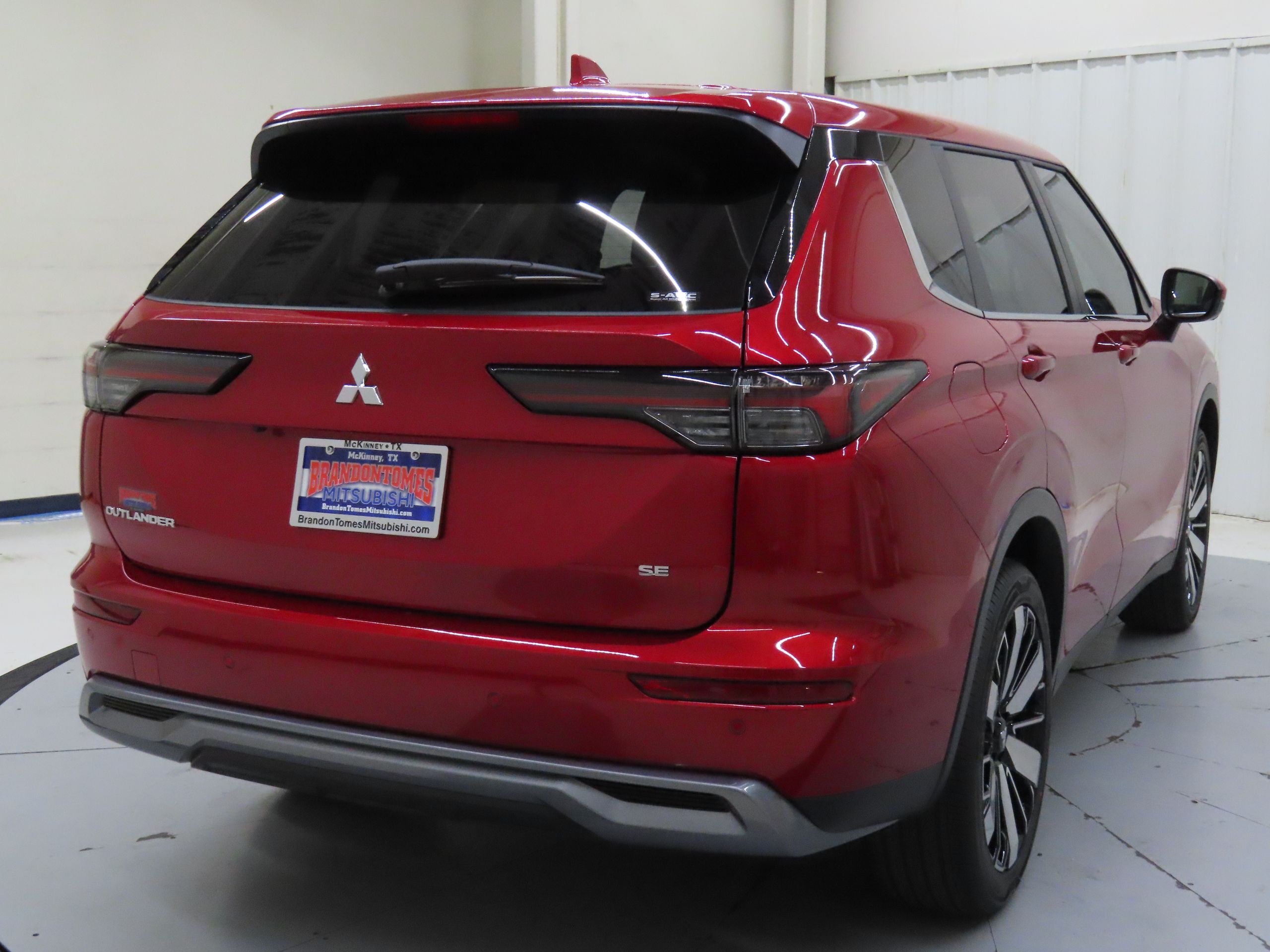 2025 Mitsubishi Outlander SE photo 3