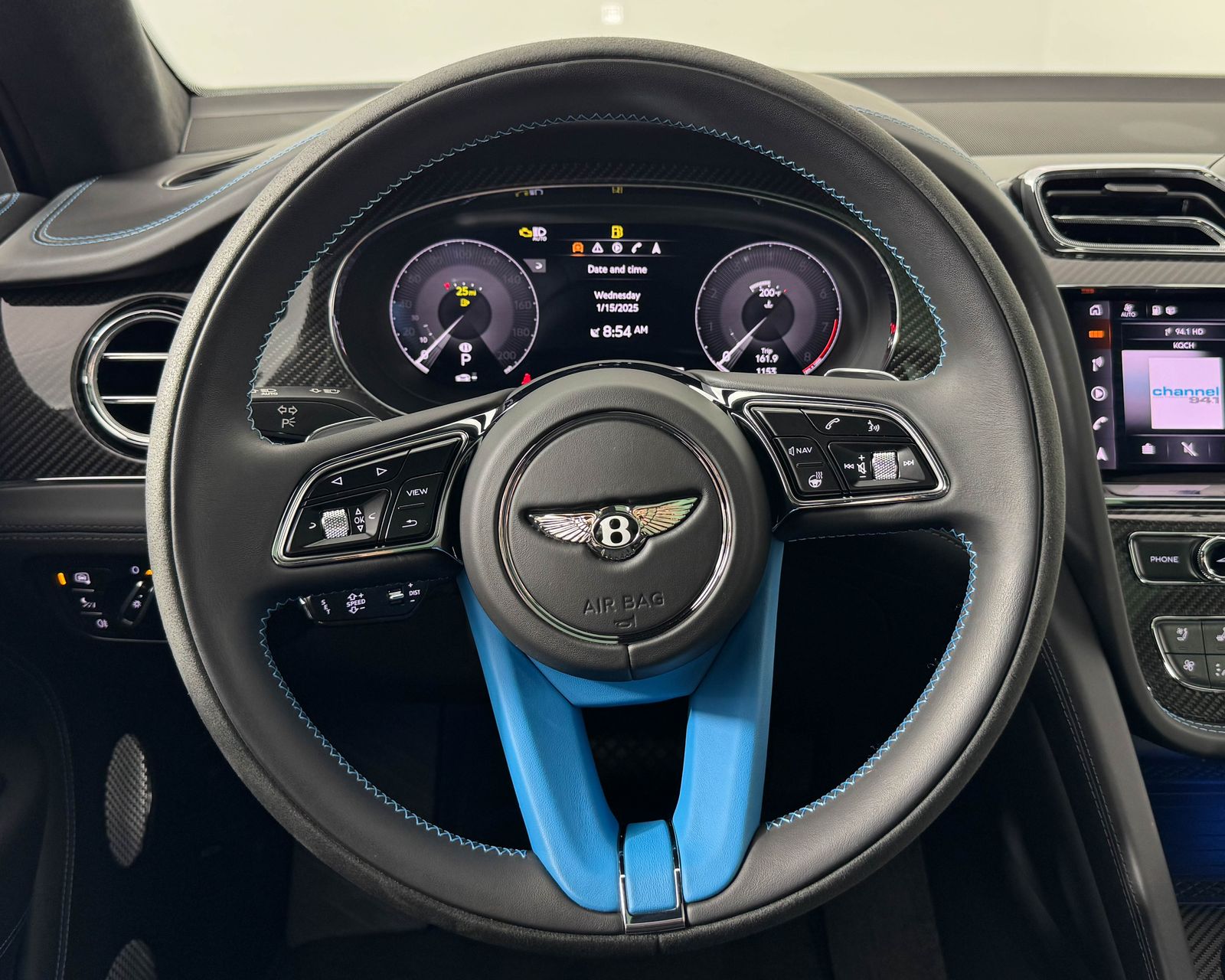 2023 Bentley Bentayga V8 photo 18