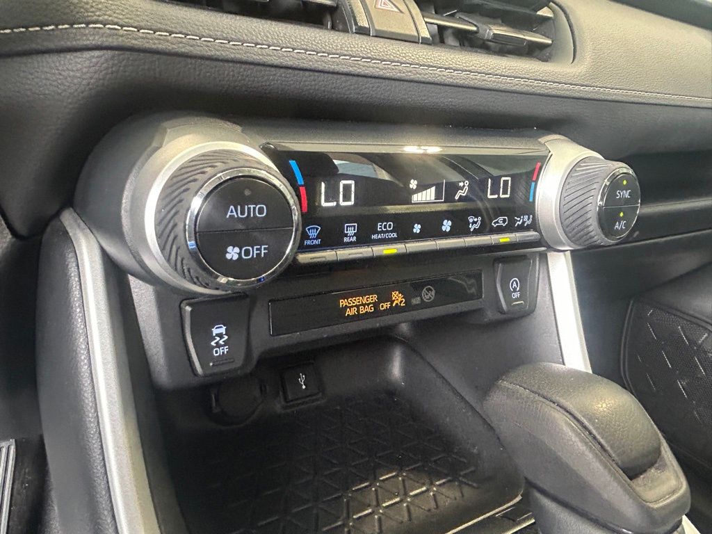 2021 Toyota RAV4 XLE photo 29