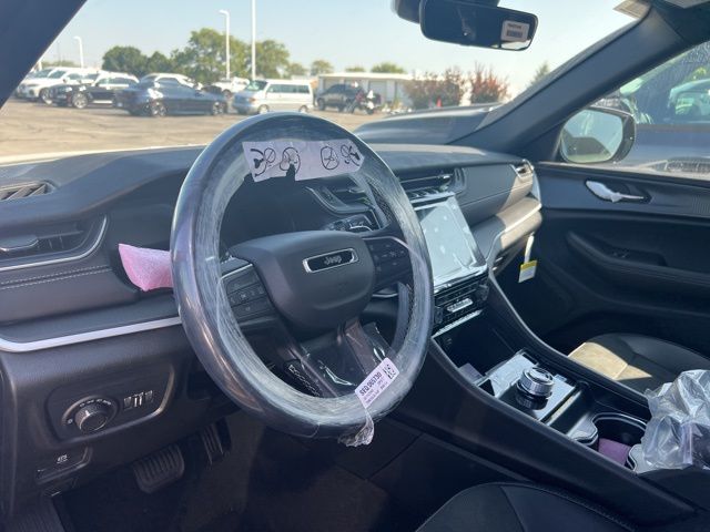 2025 Jeep Grand Cherokee Laredo Altitude photo 10