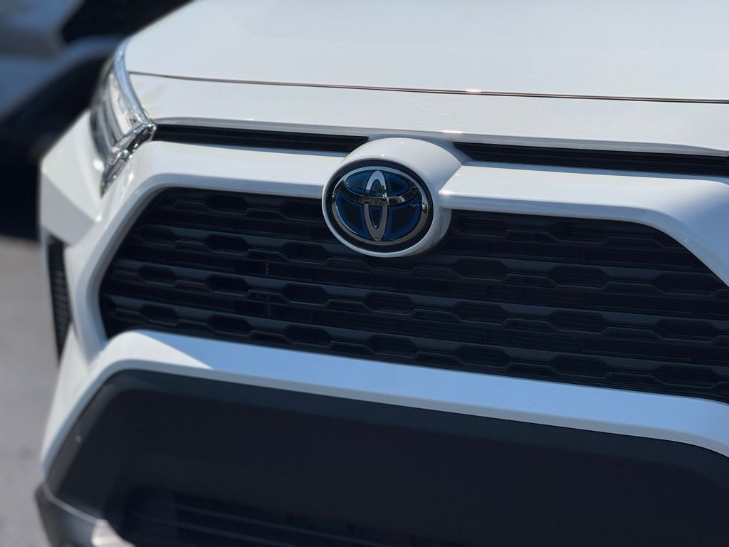 2024 Toyota RAV4 Hybrid LE photo 4