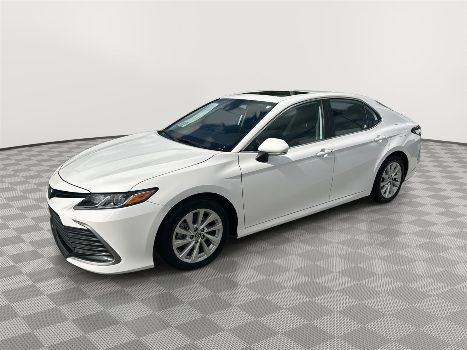 2024 Toyota Camry LE's photo