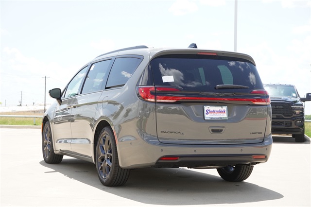 2025 Chrysler Pacifica Limited photo 6