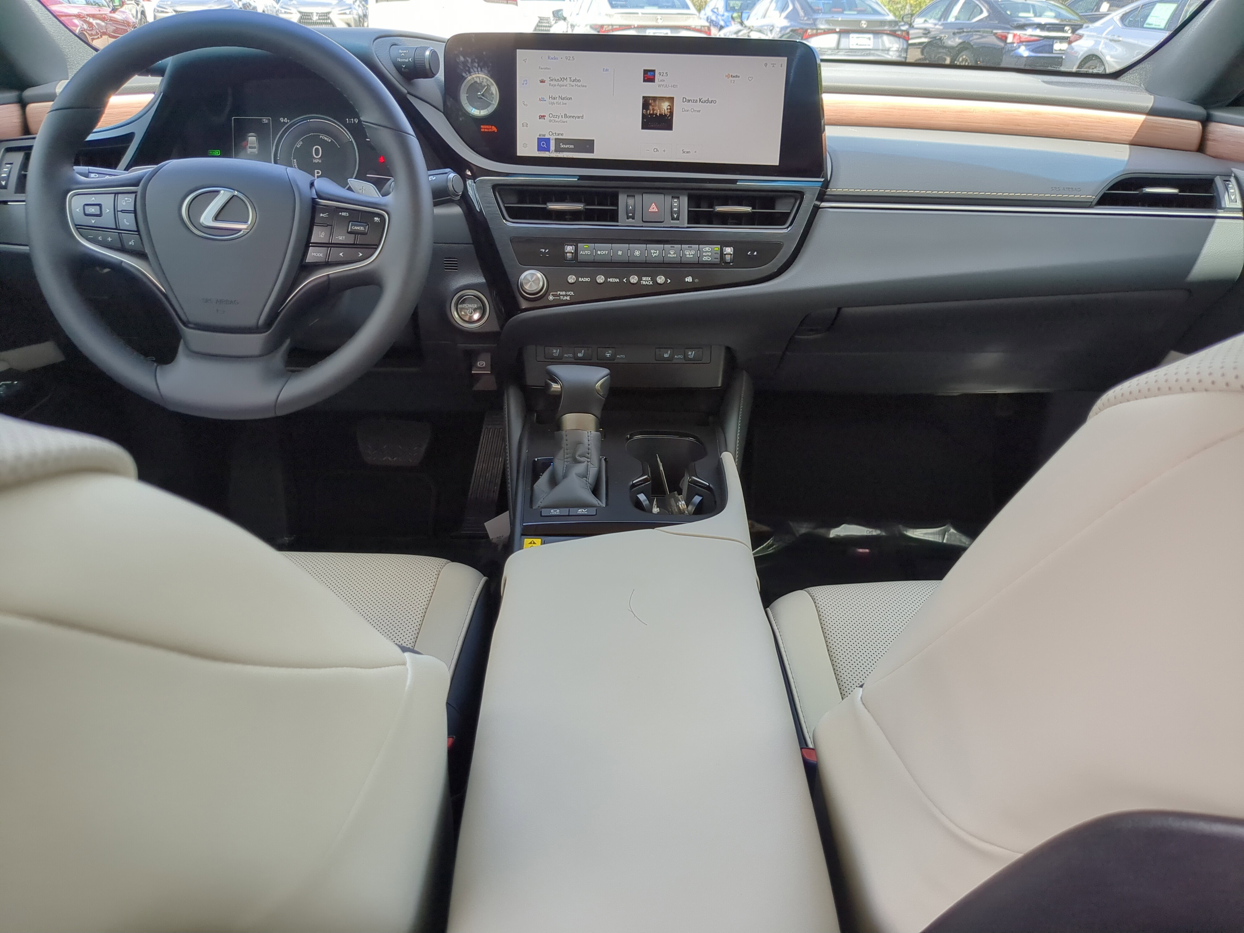 2025 Lexus ES 300h photo 13