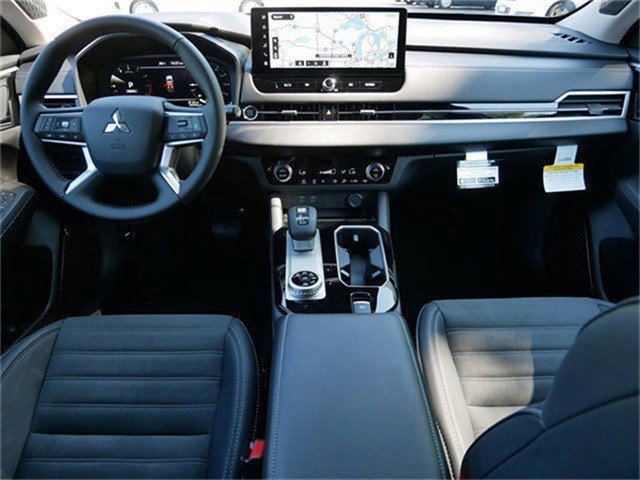 2025 Mitsubishi Outlander SE photo 6