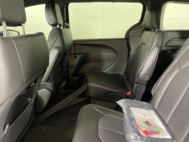 2025 Chrysler Pacifica photo 36