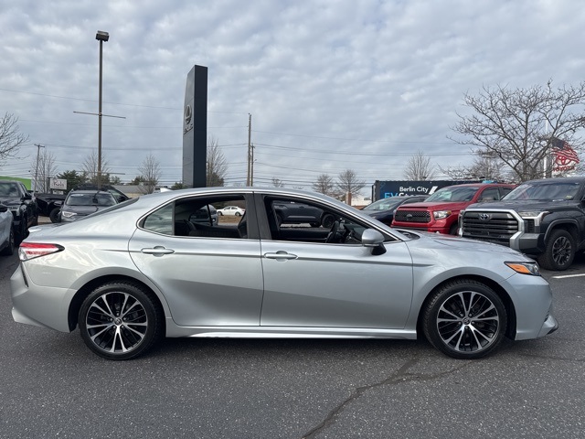 2020 Toyota Camry SE photo 2