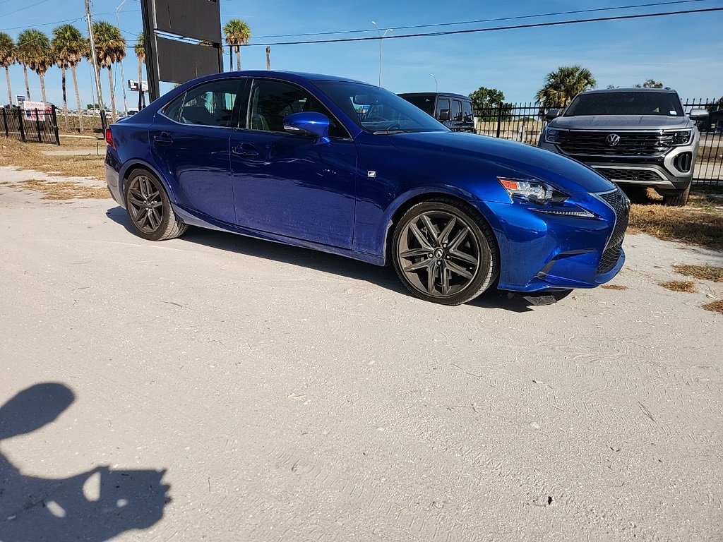 2016 Lexus IS 200t's photo