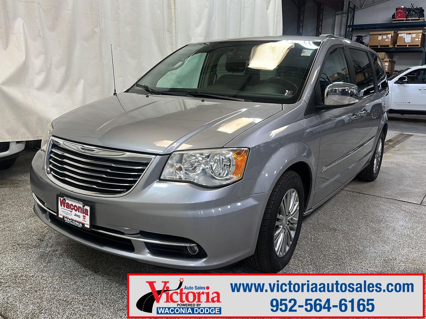 2014 Chrysler Town & Country Base's photo