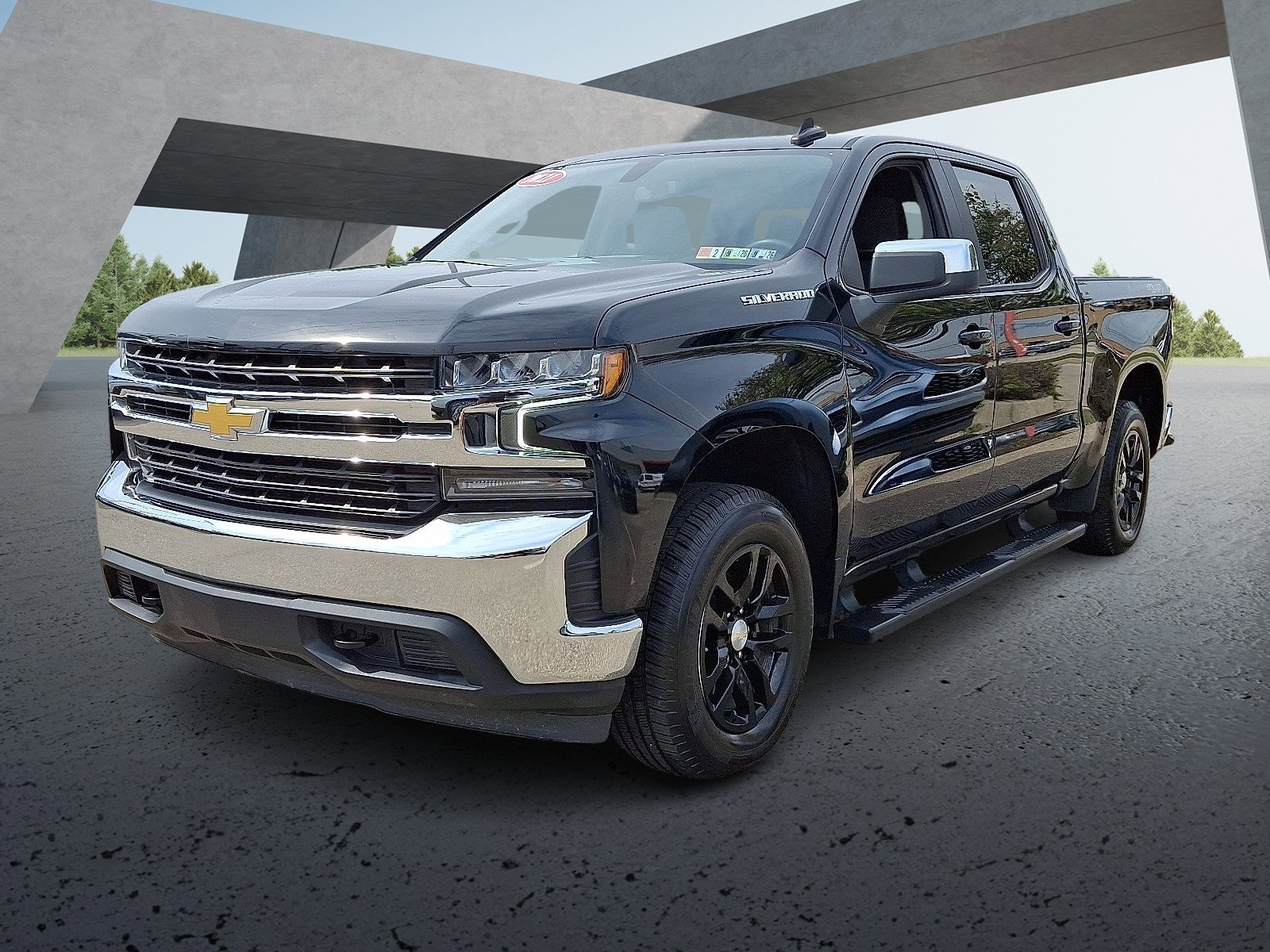 2021 Chevrolet Silverado 1500 LT photo 2