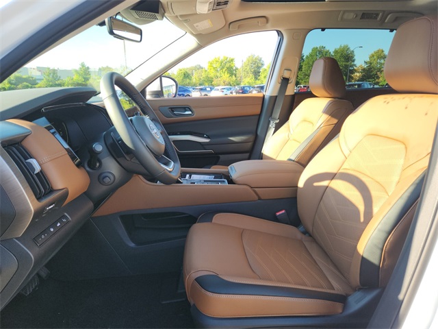 2025 Nissan Pathfinder Platinum photo 4
