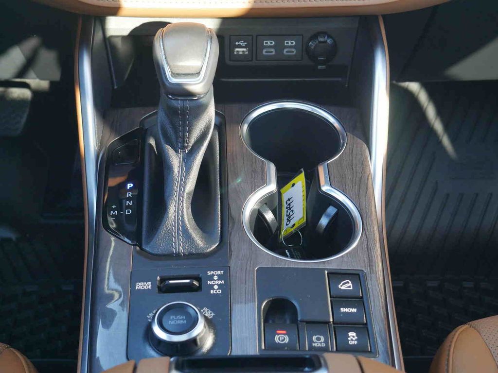 2023 Toyota Highlander LE photo 5