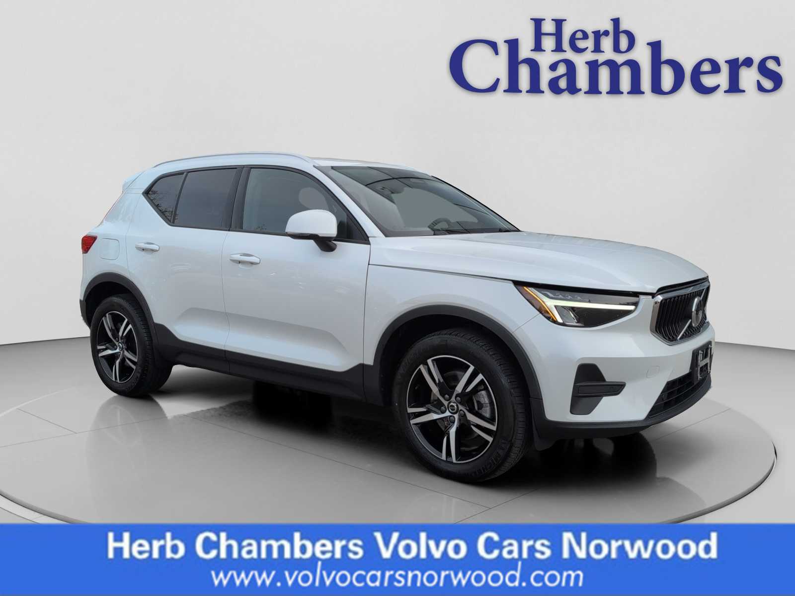 2023 Volvo XC40 Core's photo
