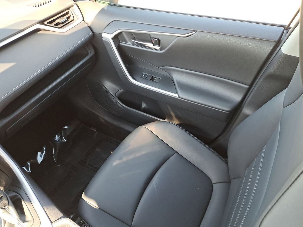 2022 Toyota RAV4 Hybrid XLE Premium photo 17