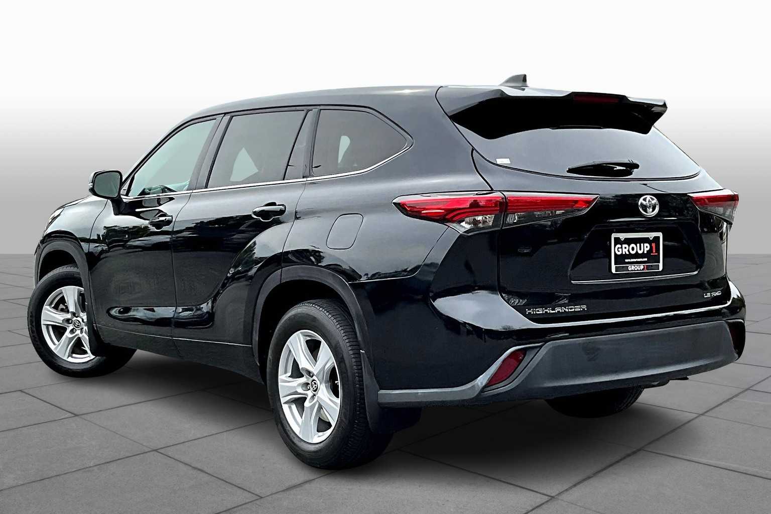 2022 Toyota Highlander LE photo 10