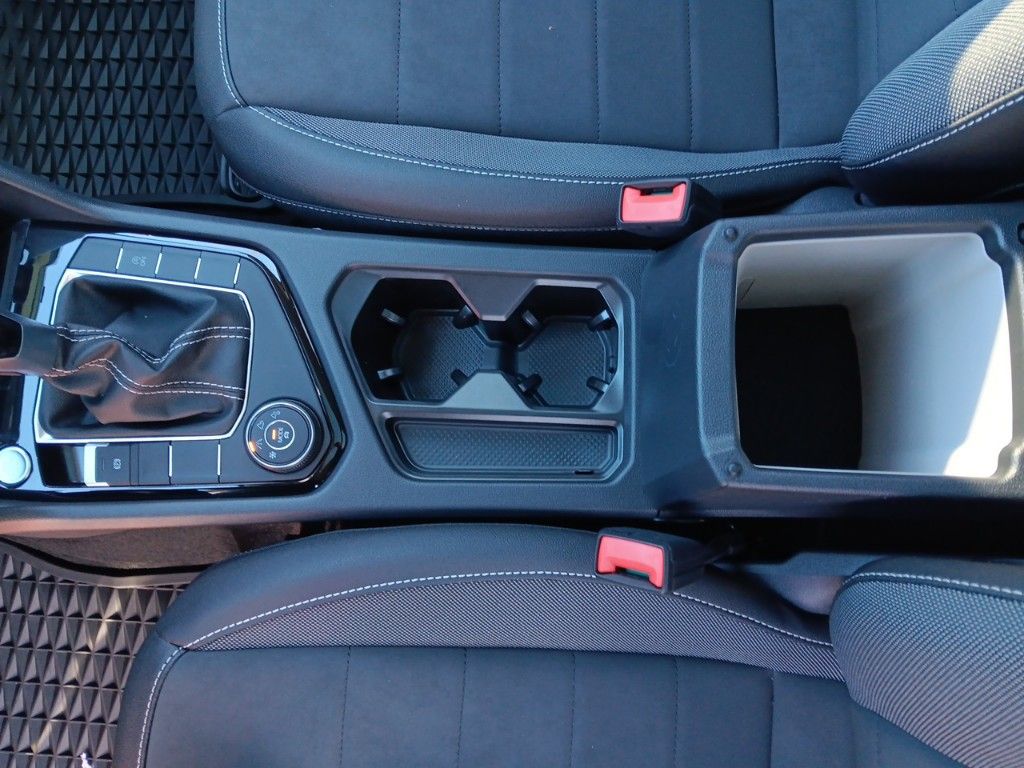 2024 Volkswagen Taos SE photo 24