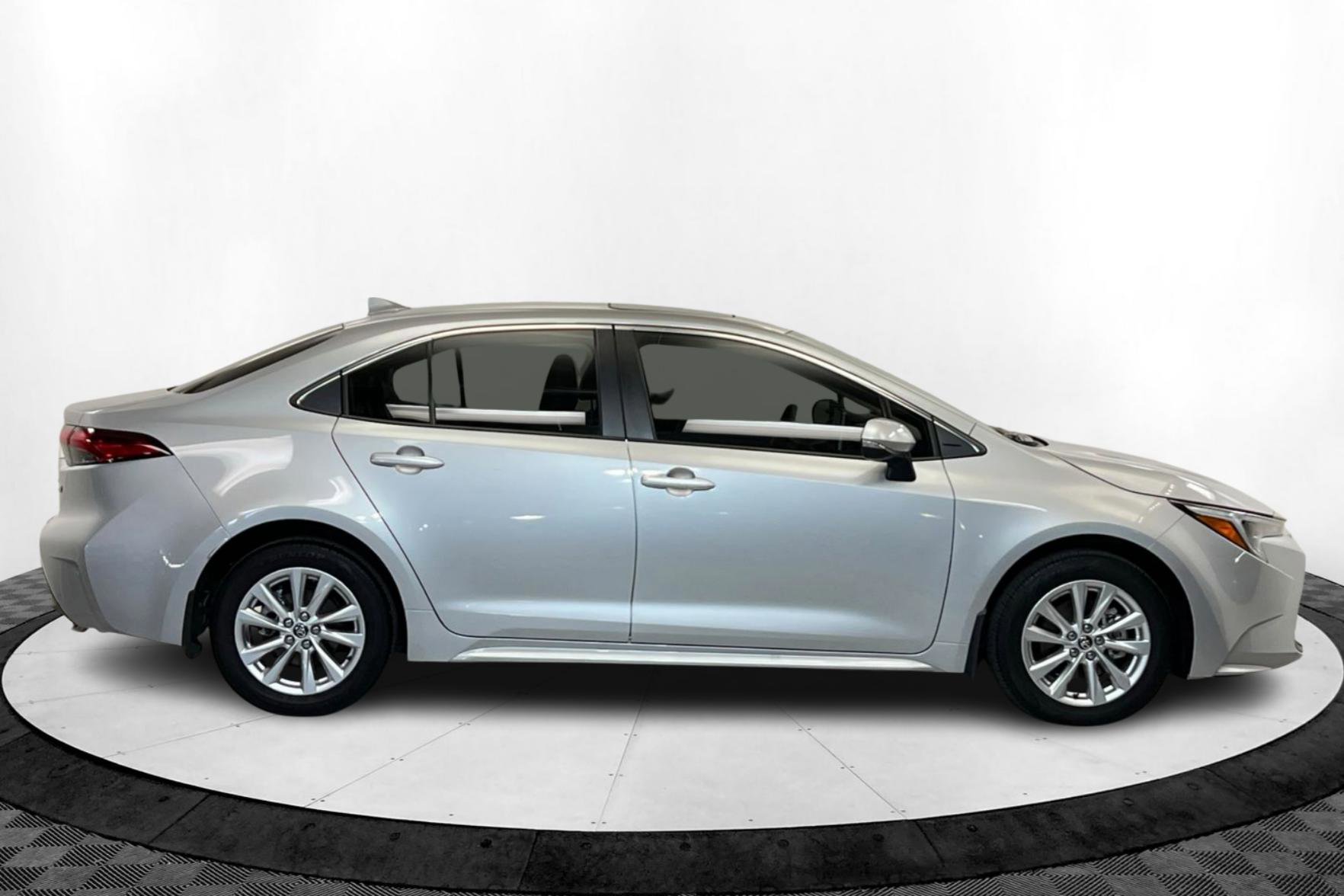 2024 Toyota Corolla Hybrid LE photo 6