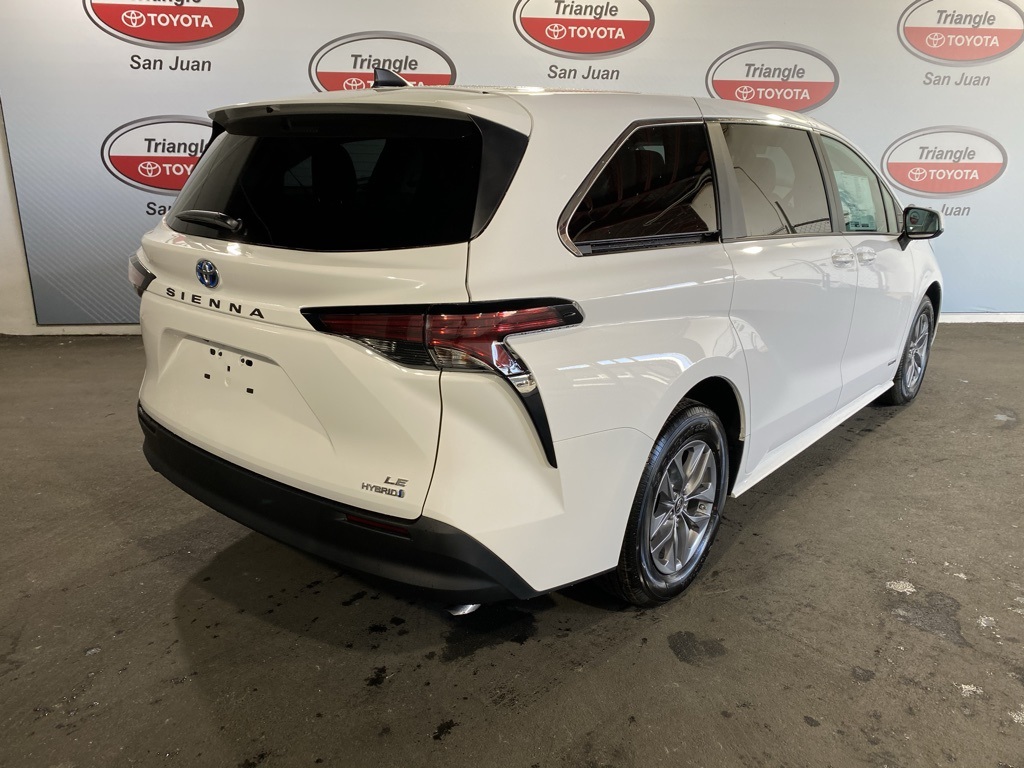 2025 Toyota Sienna LE photo 3