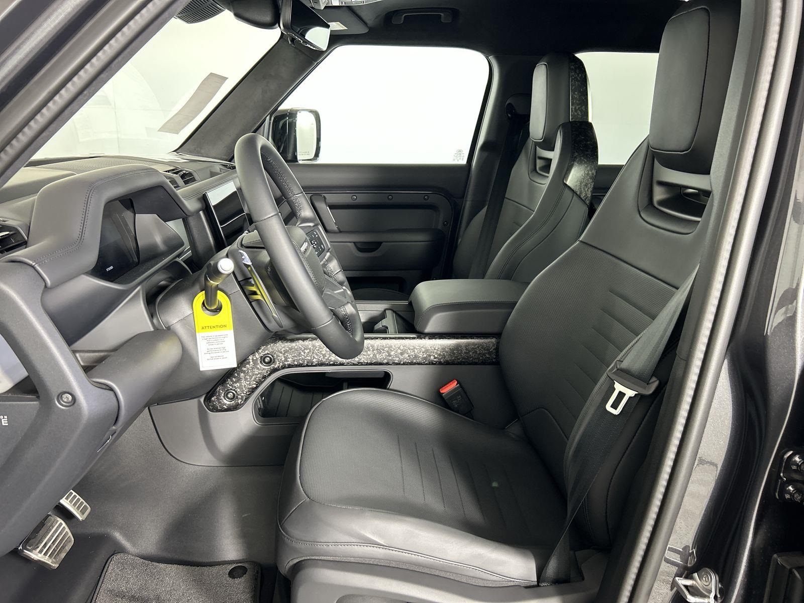 2025 Land Rover Defender 110 photo 21