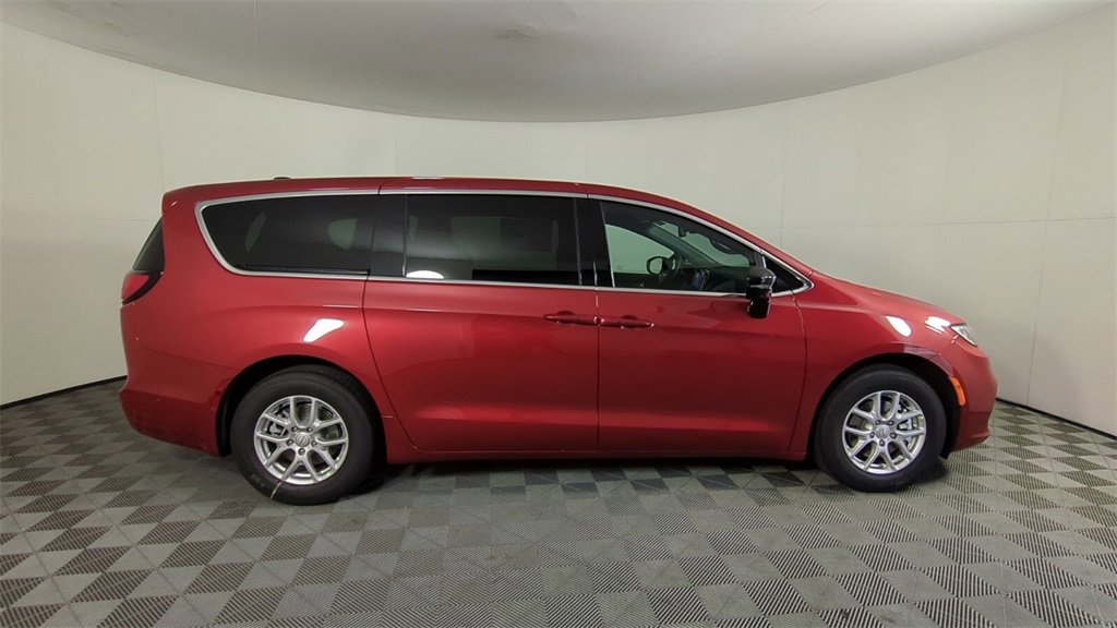 2025 Chrysler Pacifica photo 3