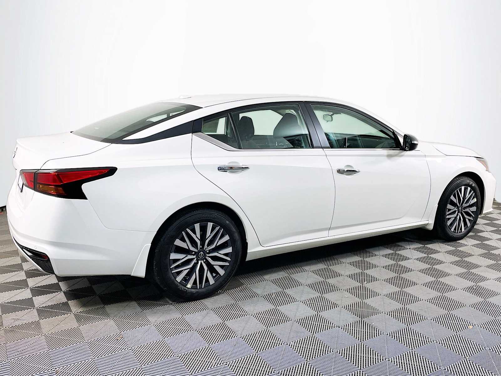 2025 Nissan Altima SV photo 2