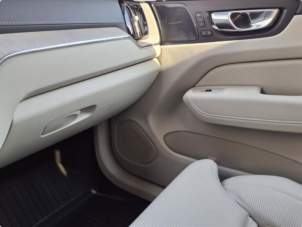 2022 Volvo XC60 B5 Inscription photo 21
