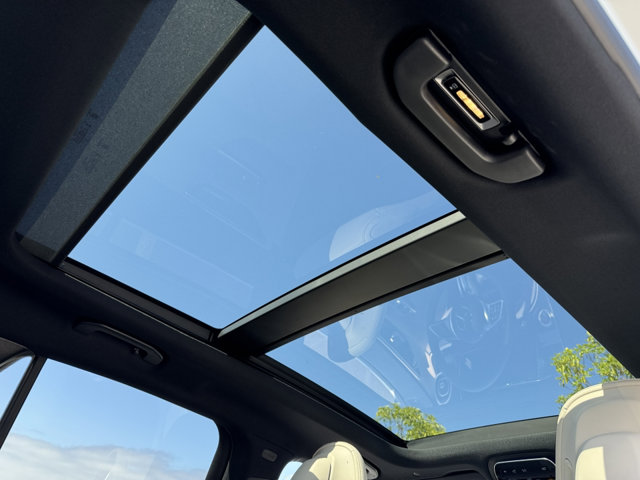 2025 Mercedes Benz GLC 300 photo 2