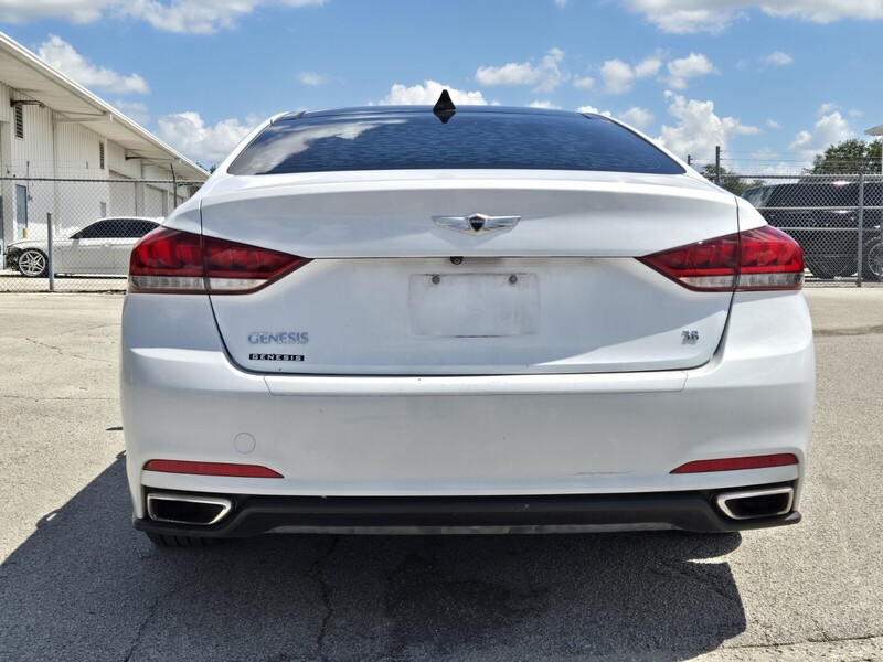 2015 Hyundai Genesis 3.8 RWD photo 4
