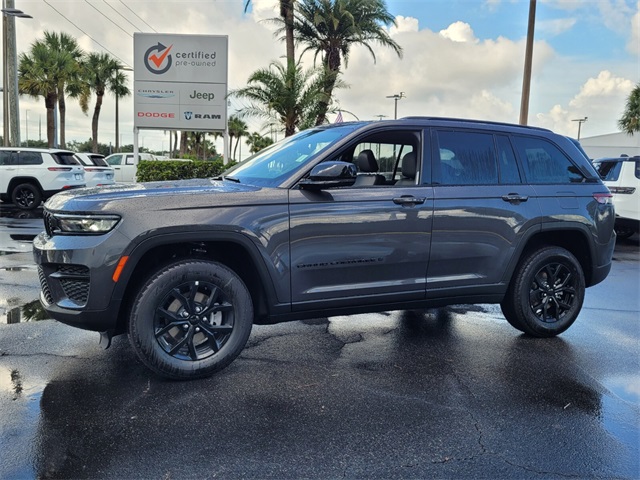 2025 Jeep Grand Cherokee Altitude photo 3
