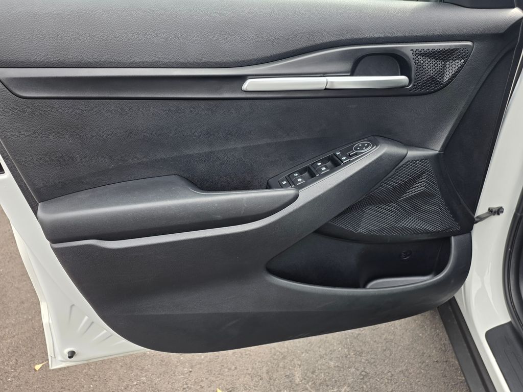 2025 Kia Seltos LX photo 17