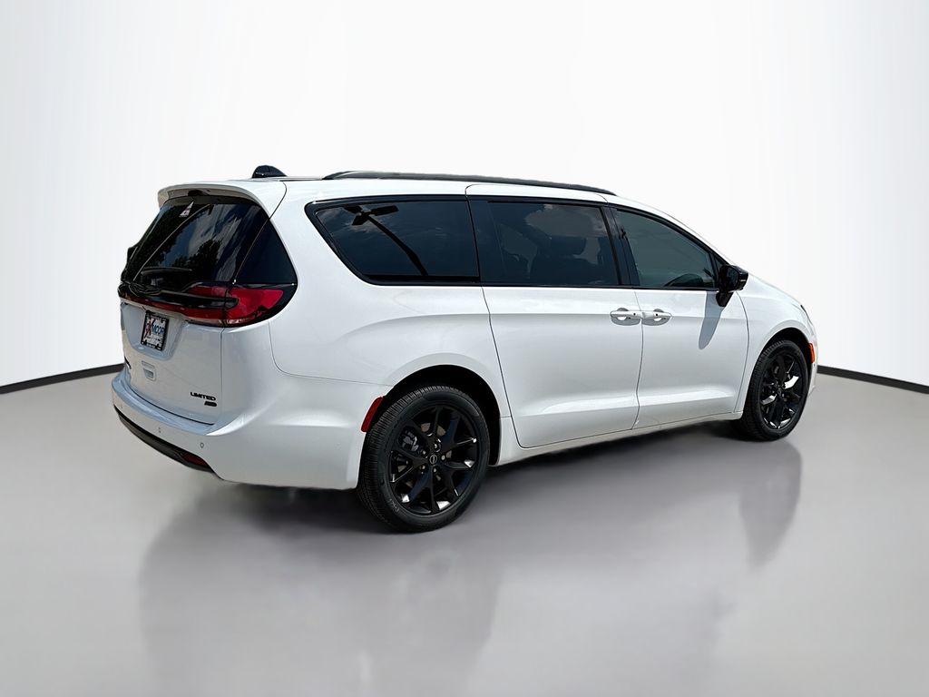 2026 Chrysler Pacifica Limited photo 4