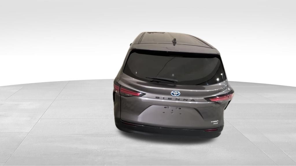2021 Toyota Sienna XLE photo 11