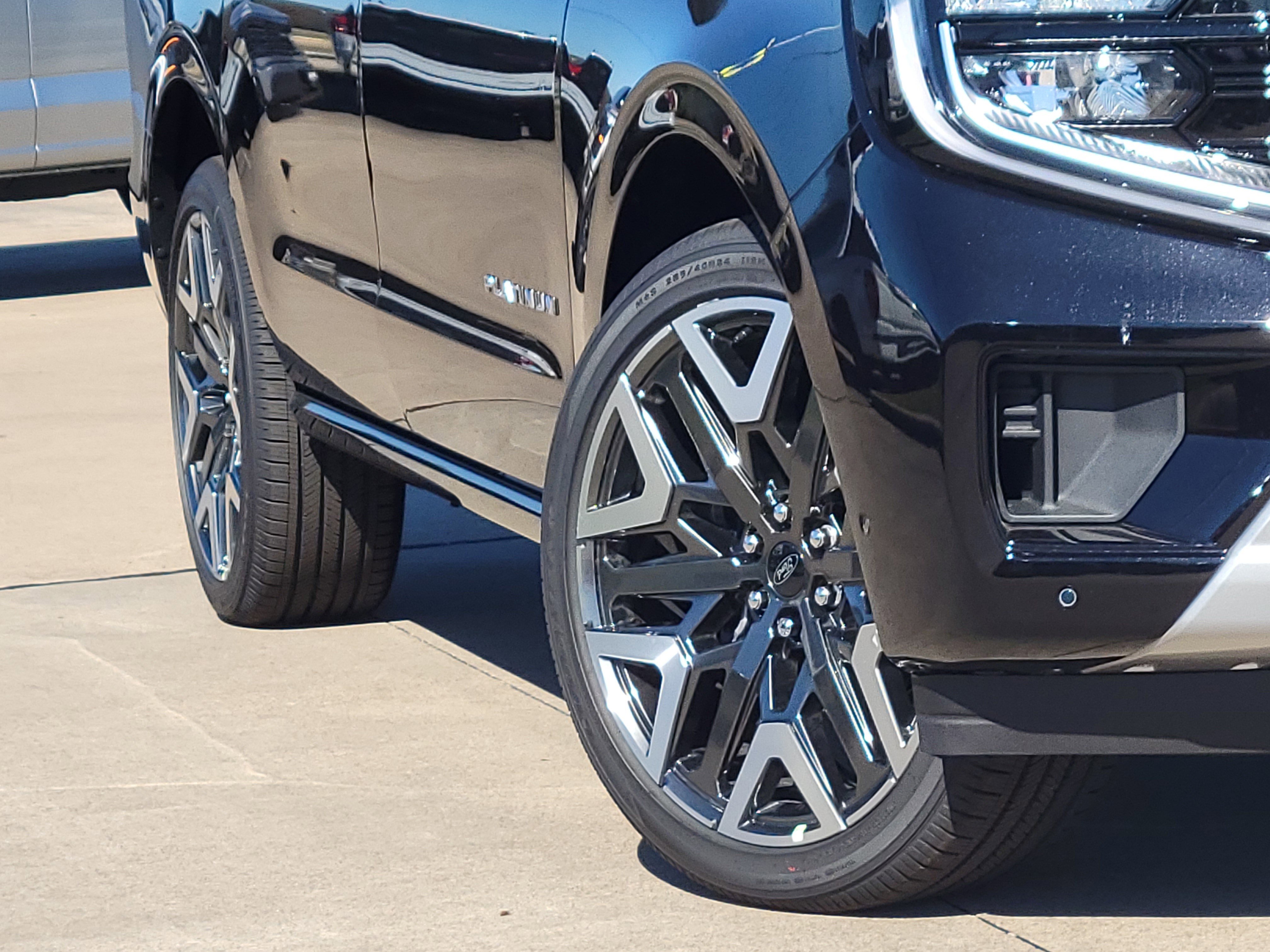 2025 Ford Expedition MAX Platinum photo 2