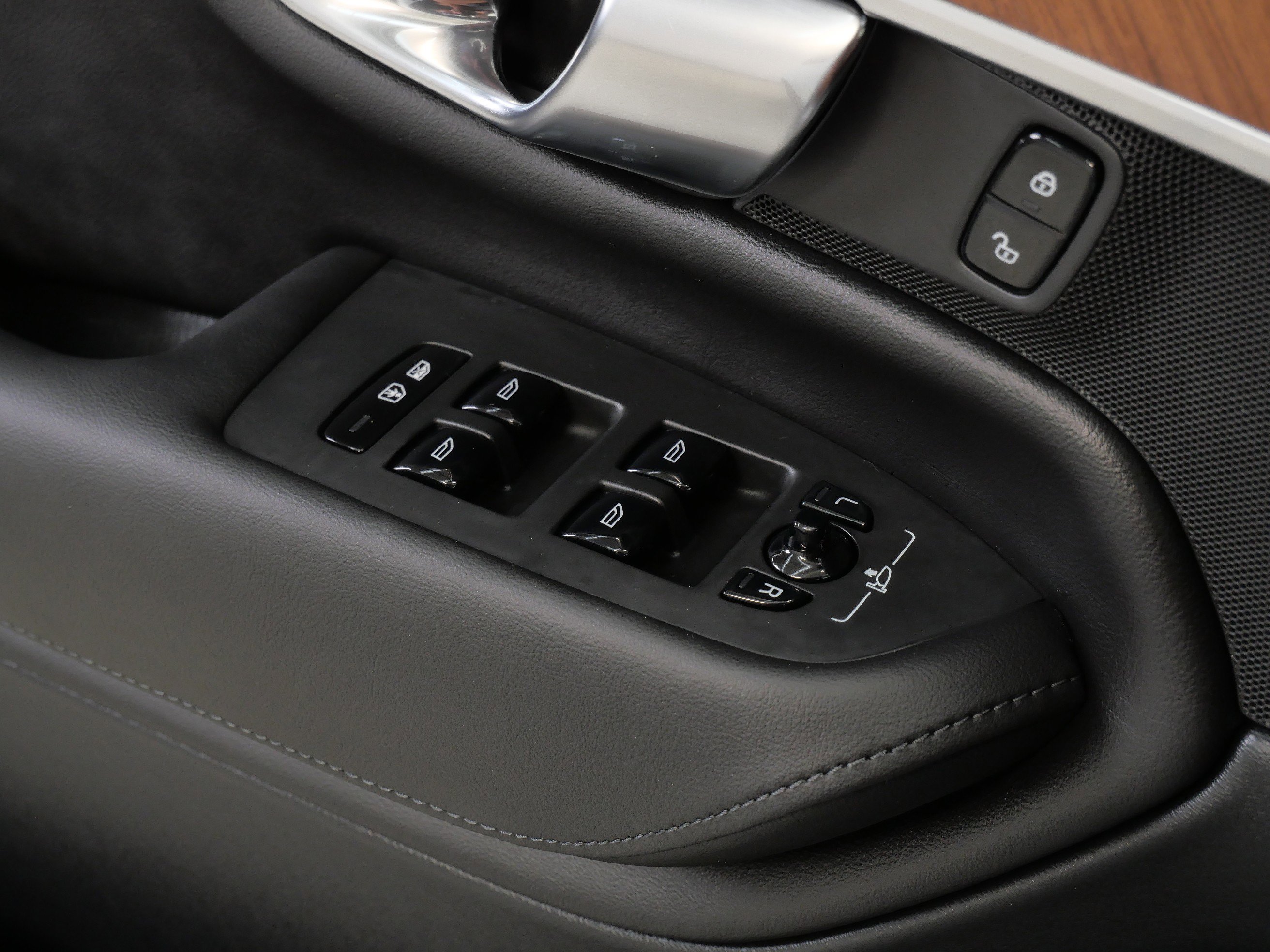 2025 Volvo XC90 Plus photo 32