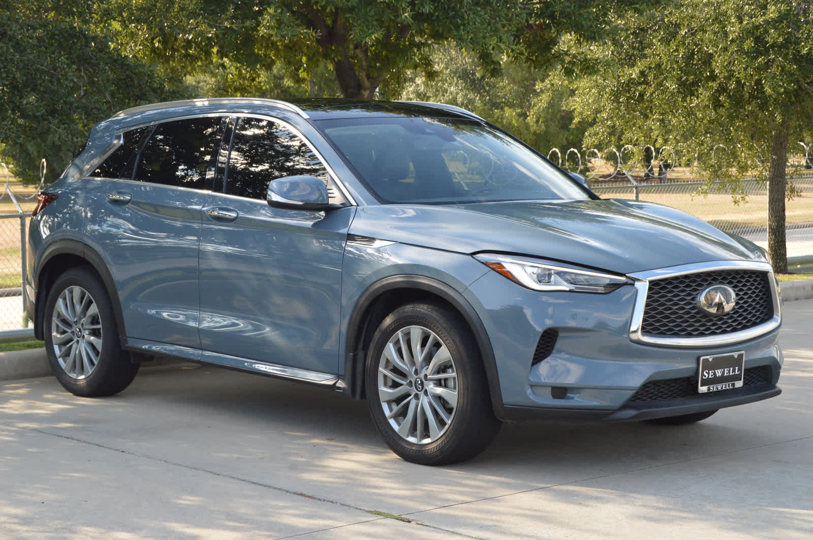 2023 Infiniti QX50 Luxe photo 2