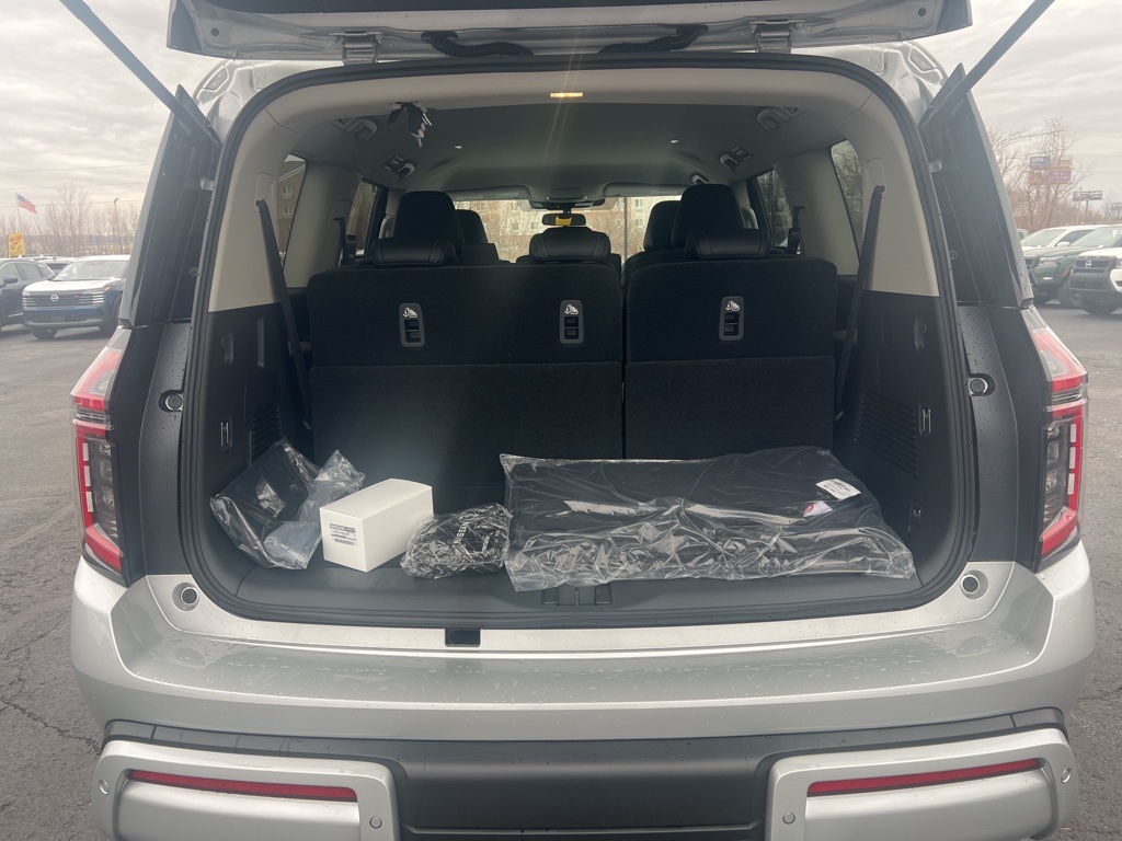 2025 Nissan Armada SV photo 5