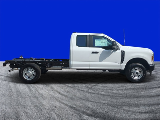 2025 Ford F-350 XL photo 2