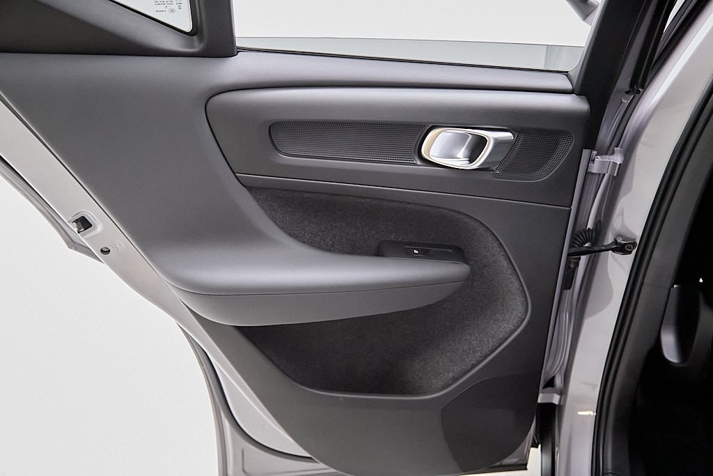 2026 VOLVO XC40 - Image 21