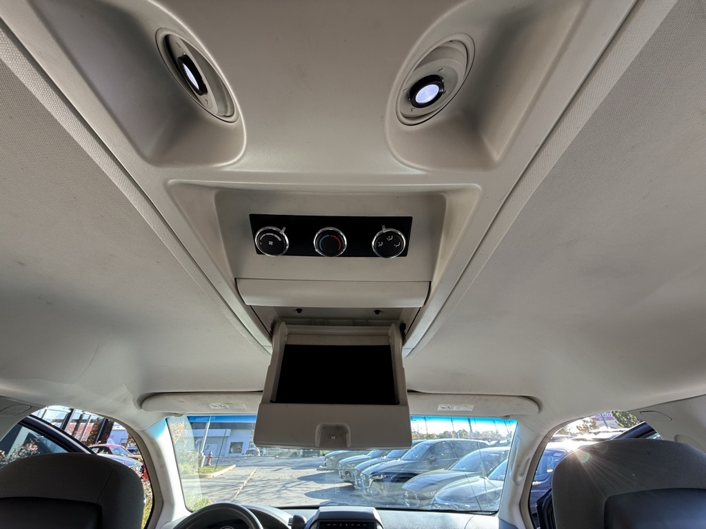 2010 Chrysler Town & Country Touring photo 3