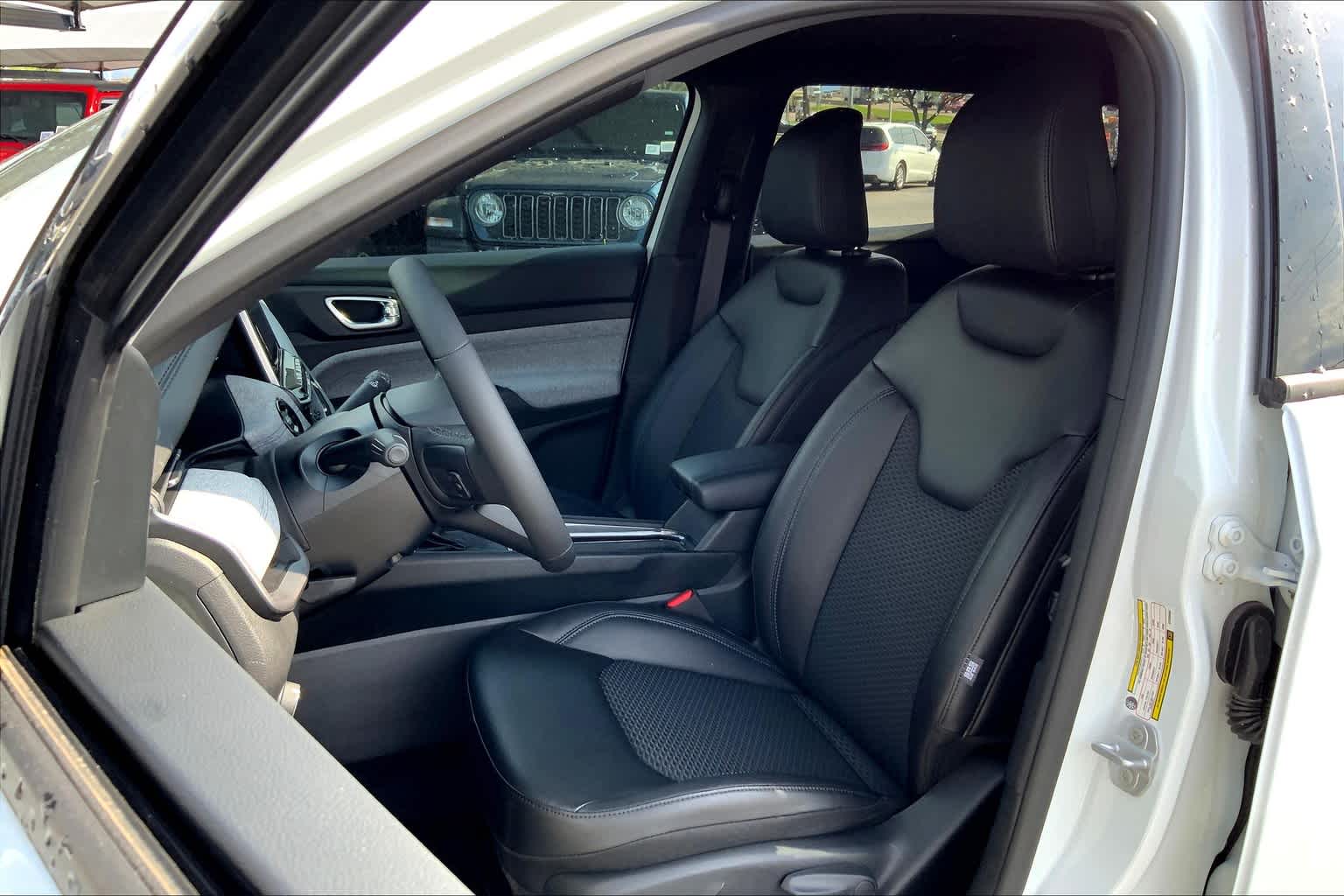 2025 Jeep Compass Latitude photo 4