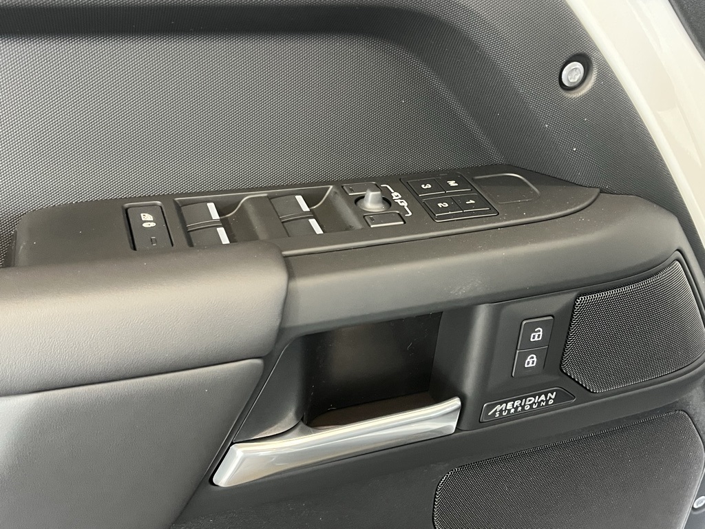 2025 Land Rover Defender 130 X-Dynamic SE photo 16